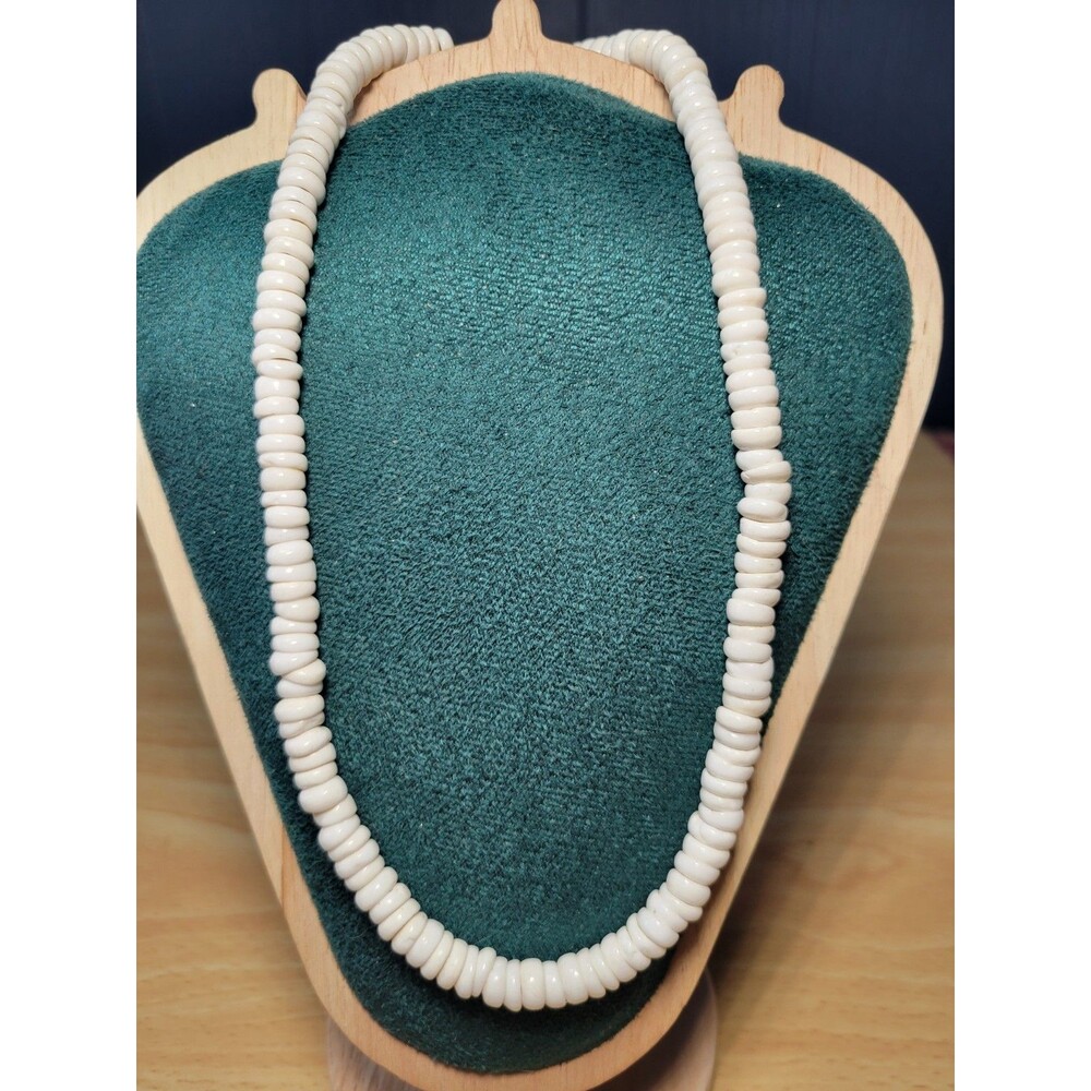 Beautiful Vintage Hawaii Puka Shell Gold Tone Clasp choker necklace